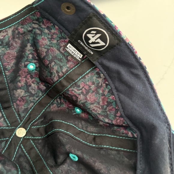 Colorado Rockies ‘47 Women’s Floral Baseball Cap with Embroidered Logo - Picture 3 of 7